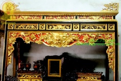 Bàn thờ và án gian tượng phật