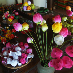 Trang trí bàn thờ bằng hoa sen